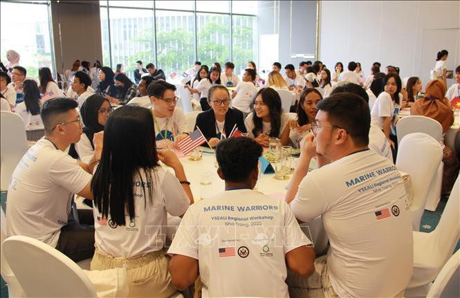 Молодые люди обсуждают вопросы, связанные с изменением климата, морской средой и т.д., на семинаре. Фото: ВИА