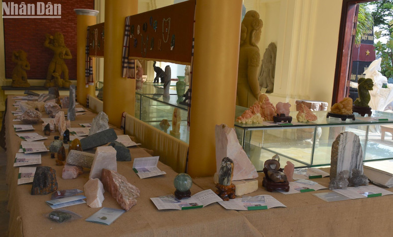 Место, где представлены некоторые различные типы камня, которые в настоящее время используются для изготовления ремесленных каменных изделий. Место, где представлены некоторые различные типы камня, которые в настоящее время используются для изготовления ремесленных каменных изделий.