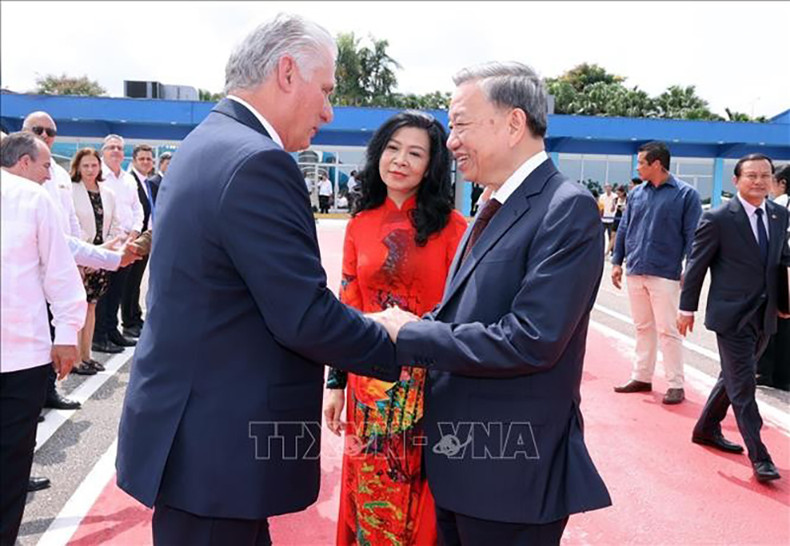 Первый секретарь ЦК КПК, Президент Кубы Мигель Диас-Канель Бермудес провожает Генерального секретаря ЦК КПВ, Президента Вьетнама То Лама с супругой. Фото: ВИА