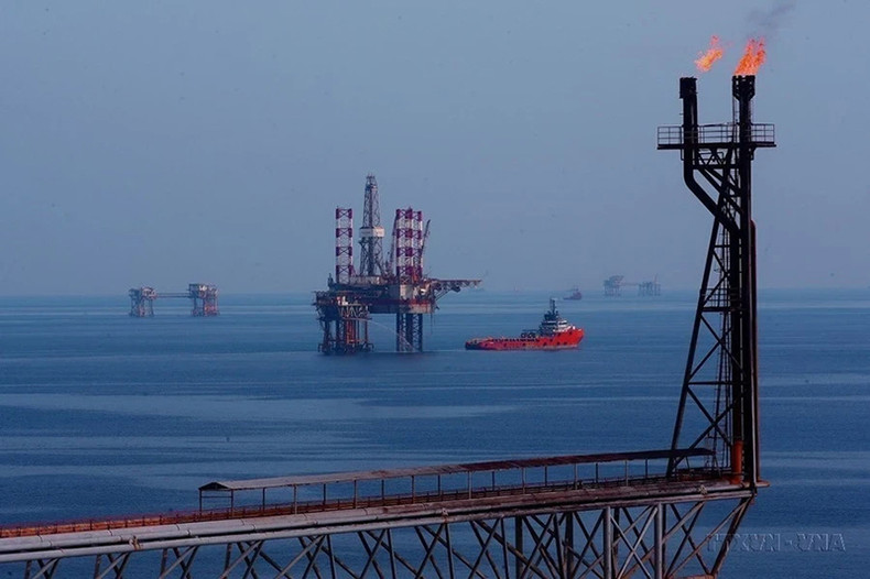 Российские инвестиционные проекты, в частности совместное нефтегазовое предприятие «Вьетсовпетро», внесли значительный вклад в социально-экономическое развитие Вьетнама. На фото: Центральная технологическая платформа № 2 на нефтяном месторождении Батьхо, входящем в СП «Вьетсовпетро». Российские инвестиционные проекты, в частности совместное нефтегазовое предприятие «Вьетсовпетро», внесли значительный вклад в социально-экономическое развитие Вьетнама. На фото: Центральная технологическая платформа № 2 на нефтяном месторождении Батьхо, входящем в СП «Вьетсовпетро».