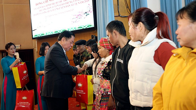 Товарищ Нгуен Чонг Нгиа вручает новогодние подарки трудящимся в провинции Туенкуанг.