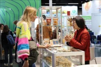 Представитель вьетнамского АО Лонгшон представляет клиентам свои органические ядра кешью и жареные кешью. Фото: ВИА