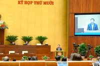 Министр строительства Чан Хонг Минь разъясняет ряд вопросов, поднятых депутатами НС на заседании во второй половине дня 28 ноября. Фото: Зюи Линь