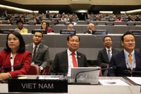 Председатель Комитета НС по вопросам обороны, безопасности и иностранных дел Ле Тан Той и вьетнамская делегация на мероприятии. Фото: ВИА