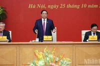 Премьер-министр Фам Минь Тьинь выступает на заседании. Фото: Чан Хай 