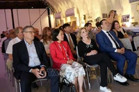 елегаты присутствуют на церемонии, посвященной 30-летию установления дипломатических отношений между двумя странами. Фото: ВИА