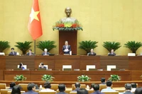 Председатель НС Чан Тхань Ман руководит работой пленарного заседания в первой половине дня 4 декабря. Фото: Зюи Линь