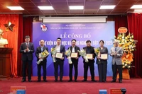 Вручение цветов и сертификатов отдельным лицам и коллективам, чьи достижения были признаны выдающимися.