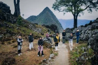 Молодые люди с энтузиазмом открывают в себя дороги на каменном плоскогорье Донгван. Фото: vietnamplus.vn