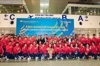 Церемония проводов вьетнамских спортсменов перед их отправлением в Таиланд на SEA Games 33 проходит в международном аэропорту Нойбай 7 декабря. Фото: ВИА