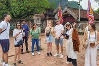 Иностранные туристы осматривают исторический памятник — храм королей Динь и Ле в древней столице Хоалы (провинция Ниньбинь). Фото: ВИА