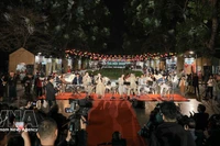 Гости мероприятия наслаждаются открытым музыкальным пространством и выступлением оркестра. Фото: ВИА