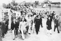 Жители Ханоя приветствуют Президента Хо Ши Мина и делегатов, выдвинутых в Национальное собрание, Ханой, 5 января 1946 года. Фото: Музей Хо Ши Мина