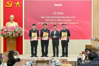 Главный редактор газеты «Нянзан» Ле Куок Минь вручает новогодние номера представителям органов Командования ВМИ. Фото: Тхюи Нгуен 