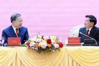 Генеральный секретарь ЦК КПВ То Лам и Генеральный секретарь ЦК НРПЛ, Президент Лаоса Тхонглун Сисулит присутствуют на конференции. Фото: ВИА