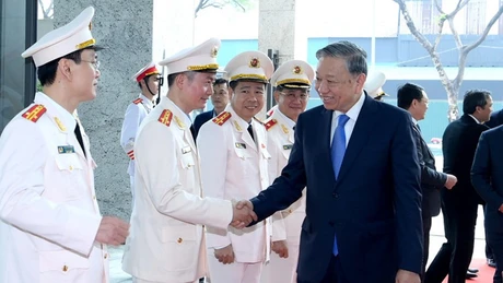 Генеральный секретарь ЦК КПВ То Лам поздравляет кадровых работников и военнослужащих Департамента следственной безопасности с Тэтом. Фото: Данг Кхоа