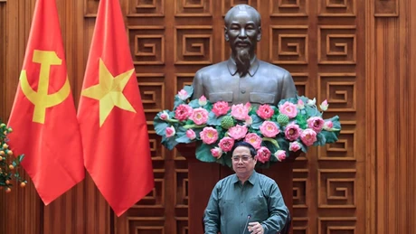 Премьер-министр Фам Минь Тьинь выступает на заседании. Фото: VGP