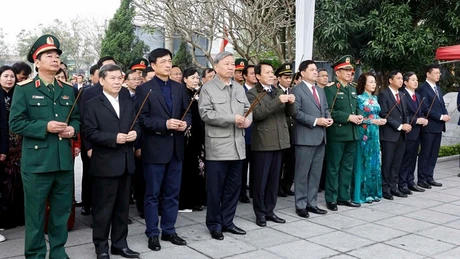 Генеральный секретарь ЦК КПВ То Лам и центральная рабочая делегация воскуряют благовония в Мемориальном комплексе Генерального секретаря Нгуен Ван Кы. Фото: ВИА