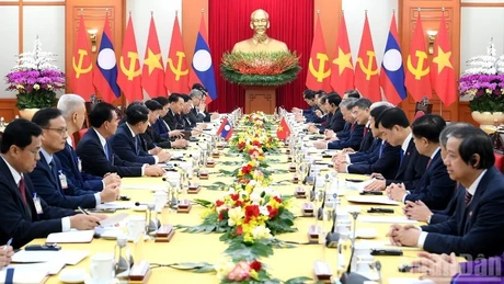 Генеральный секретарь ЦК КПВ То Лам проводит переговоры с Генеральным секретарем ЦК НРПЛ, Президентом Лаоса Тхонглуном Сисулитом. Фото: Данг Кхоа