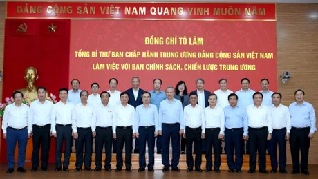 [Фото] Генеральный секретарь ЦК КПВ То Лам провел рабочую встречу с Отделом ЦК КПВ по вопросам политики и стратегий