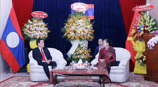 Постоянный заместитель секретаря Парткома г. Хошимина Чан Лыу Куанг (слева) и Генеральный консул Фимфа Кеомисай. Фото: baotintuc.vn