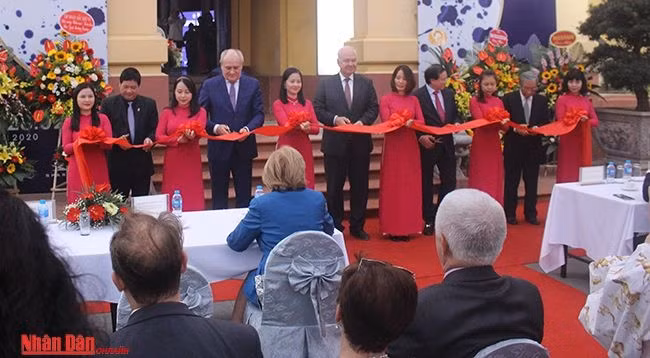 Делегаты разрезают ленту открытия выставки.