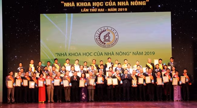 Руководители Партии и Государства и ученые на церемонии. Фото: hoinongdan.org.vn