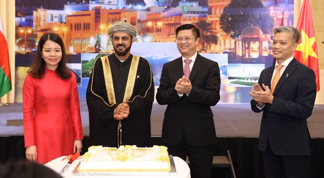 Руководители Партии, МИД Вьетнама и международные дипломаты на церемонии празднования 30-летия установления дипотношений между Вьетнамом и Оманом, организованной Посольством Омана во Вьетнаме 8 июня в Ханое.