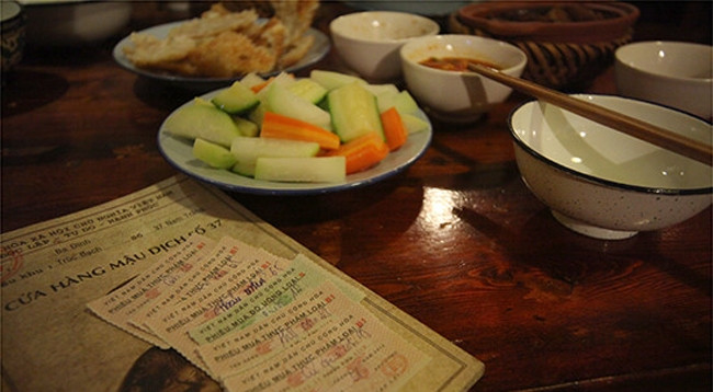 В государственных столовых клиенты должны были платить за еду деньгами и карточкой на рис. Фото: toquoc.vn