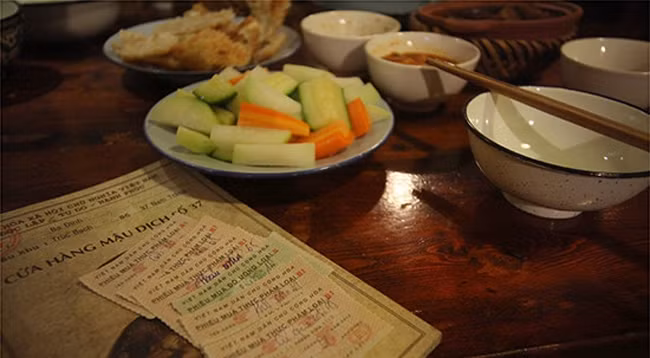 В государственных столовых клиенты должны были платить за еду деньгами и карточкой на рис. Фото: toquoc.vn