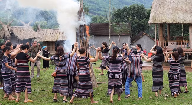 Праздник у представителей народности Хрэ. Фото: thanhnien.vn