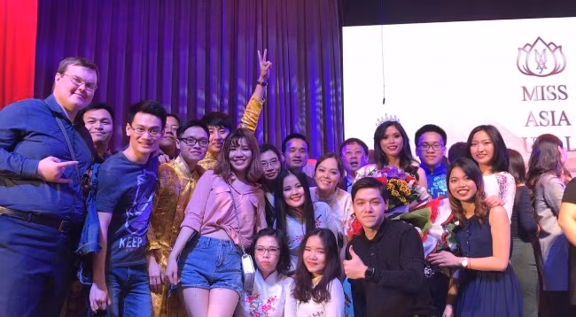 Генеральный консул Вьетнама в Екатеринбурге Нго Фыонг Нги и вьетнамские студенты, обучающиеся в УрФУ, поздравляют Ле Тхи Нгок Бить.