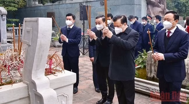 Руководители г. Ханоя зажигают благовония у памятника Куанг Чунгу – Нгуен Хюэ. Фото: Зюи Линь 