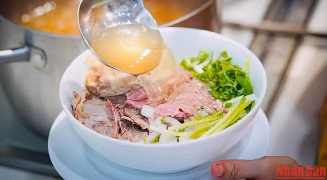 Вкусный суп «фо» с говядиной.