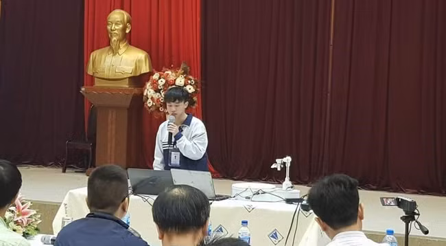 Ву Хоанг Лонг выступает на Национальном научно-техническом конкурсе для школьников. Фото: laocaitv.vn