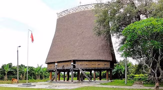Общинный дом «ронг» Конклор находится в деревне Конклор квартала Тханглой. Фото: kontum.gov.vn