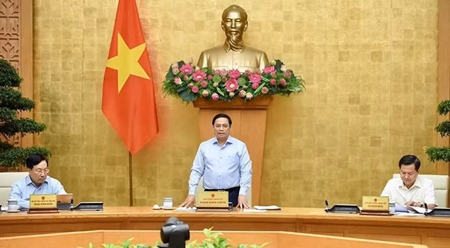 Премьер-министр Фам Минь Тьинь выступает на заседании. Фото: Чан Хай