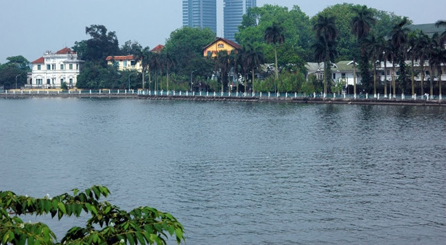 Западное озеро является местом, где можно наслаждаться красотой природы, открывать для себя разнообразную жизнь. Фото: hanoitv.vn