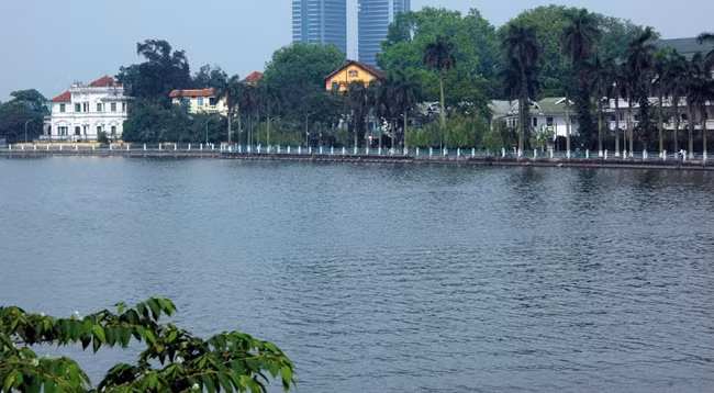 Западное озеро является местом, где можно наслаждаться красотой природы, открывать для себя разнообразную жизнь. Фото: hanoitv.vn