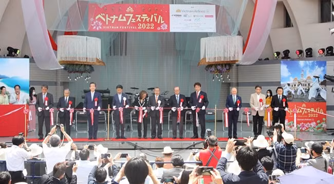 Церемония разрезания ленты в знак открытия фестиваля. Фото: VNA