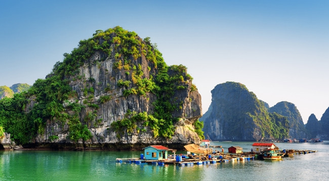 Характерные дома на воде в рыбацкой деревне. Фото: halongwave.vn