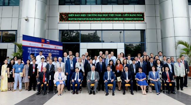 Участники форума. Фото: neu.edu.vn