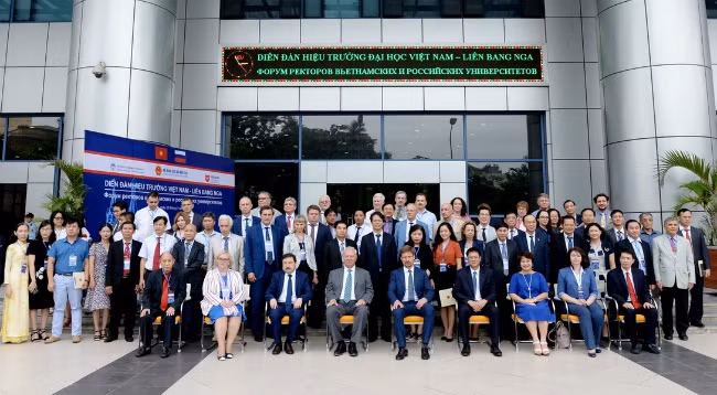 Участники форума. Фото: neu.edu.vn