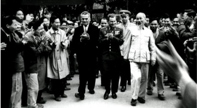 Президент ДРВ Хо Ши Мин и летчик - космонавт Г.С. Титов. Ханой. 1962 г. Фото: orvd.ru