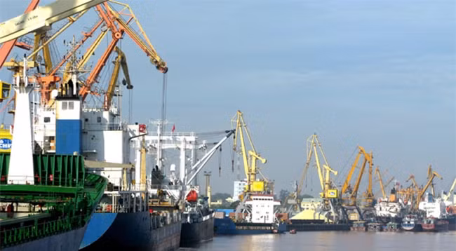 Перегрузка товаров в Хайфоне. Фото: baogiaothong.vn