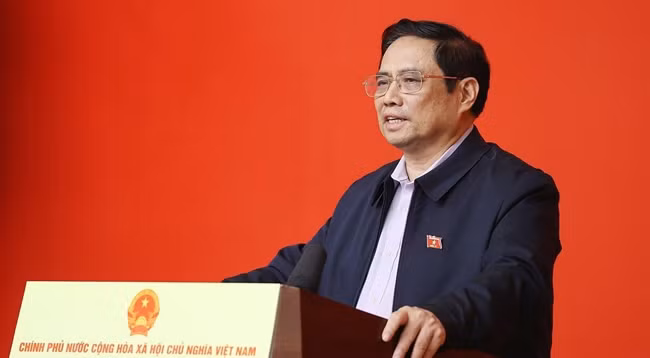 Премьер-министр Фам Минь Тьинь выступает на встрече. Фото: VNA