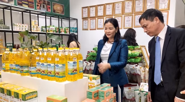 Представлены продукты программы OCOP в Выставочном центре сельскохозяйственной продукции Вьетнама. Фото: Нгуен Чанг