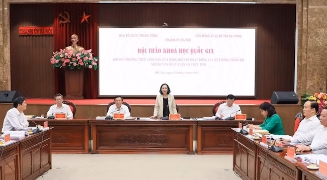 Товарищ Чыонг Тхи Май выступает на семинаре. Фото: Вьет Тхань