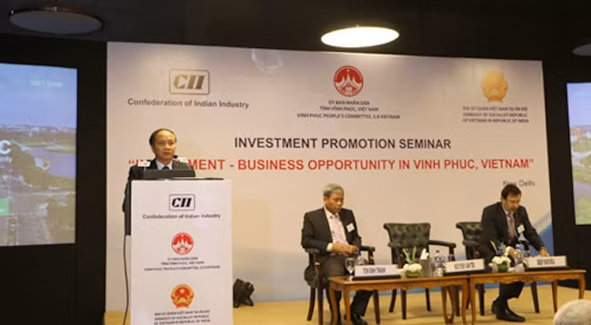 Председатель Народного комитета провинции Виньфук Нгуен Ван Чи выступает на семинаре. Фото: baotintuc.vn