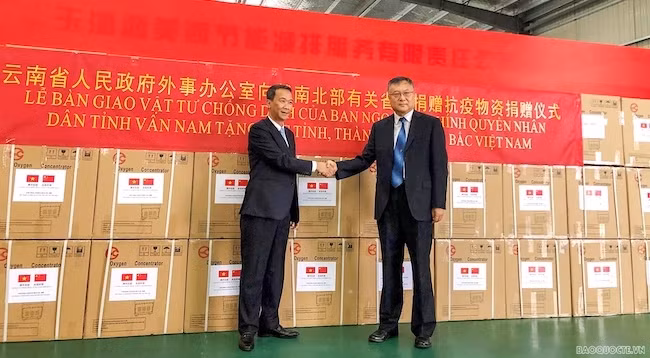 Генеральный консул Вьетнама в Куньмине (слева) и замглавы Департамента иностранных дел провинции Юньнань на церемонии передачи 160 генераторов кислорода. Фото: baoquocte.vn 